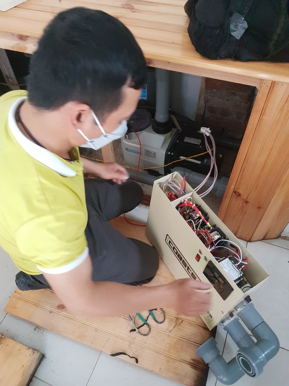 Nhân viên kỹ thuật đang sửa máy bơm gia nhiệt Coast