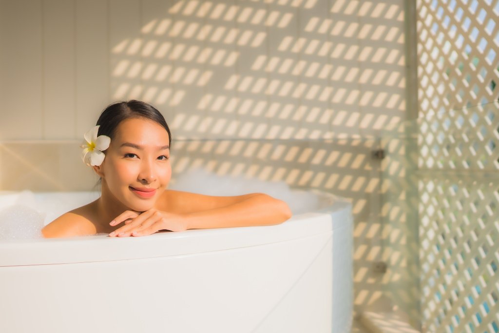 Thư giãn trong bồn tắm massage